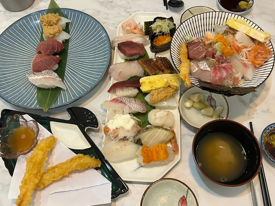 카이센동과 초밥이 함께 차려진 한 상