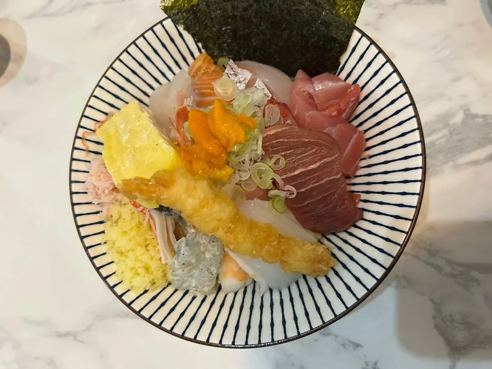 두툼한 회가 올라간 특선 카이센동