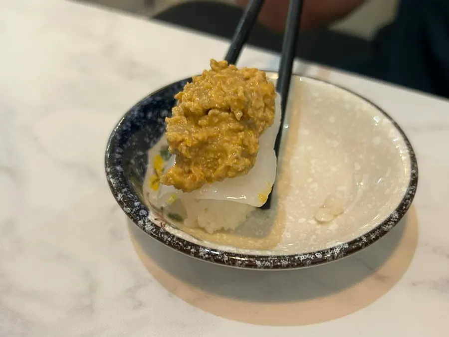 민물장어와 전복찜 초밥 클로즈업