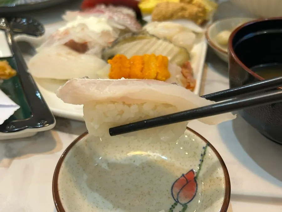 광어와 참돔이 올라간 초밥 접시