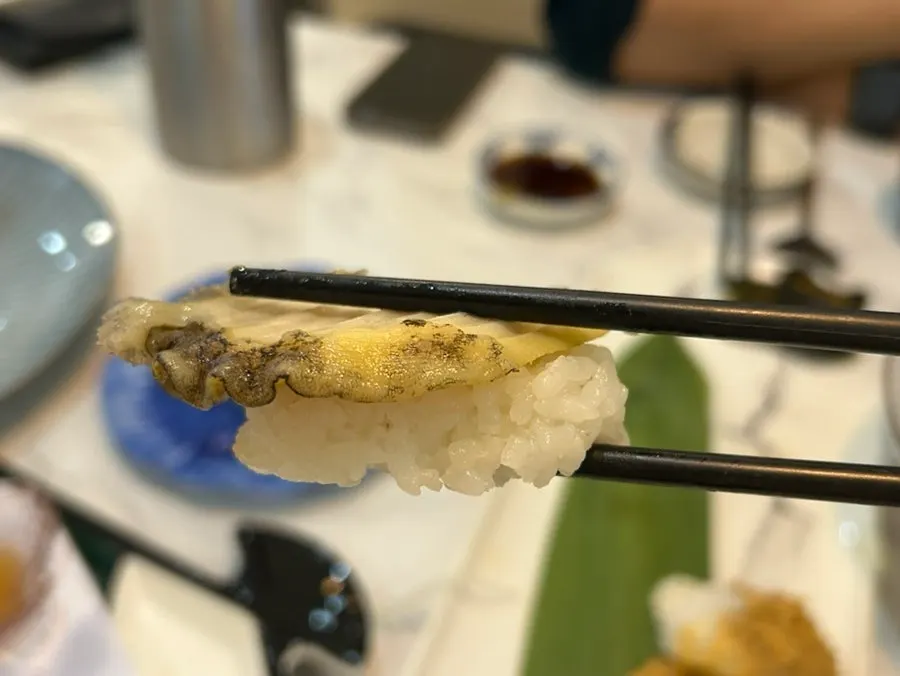 두툼한 횟감이 드러난 초밥 근접 사진