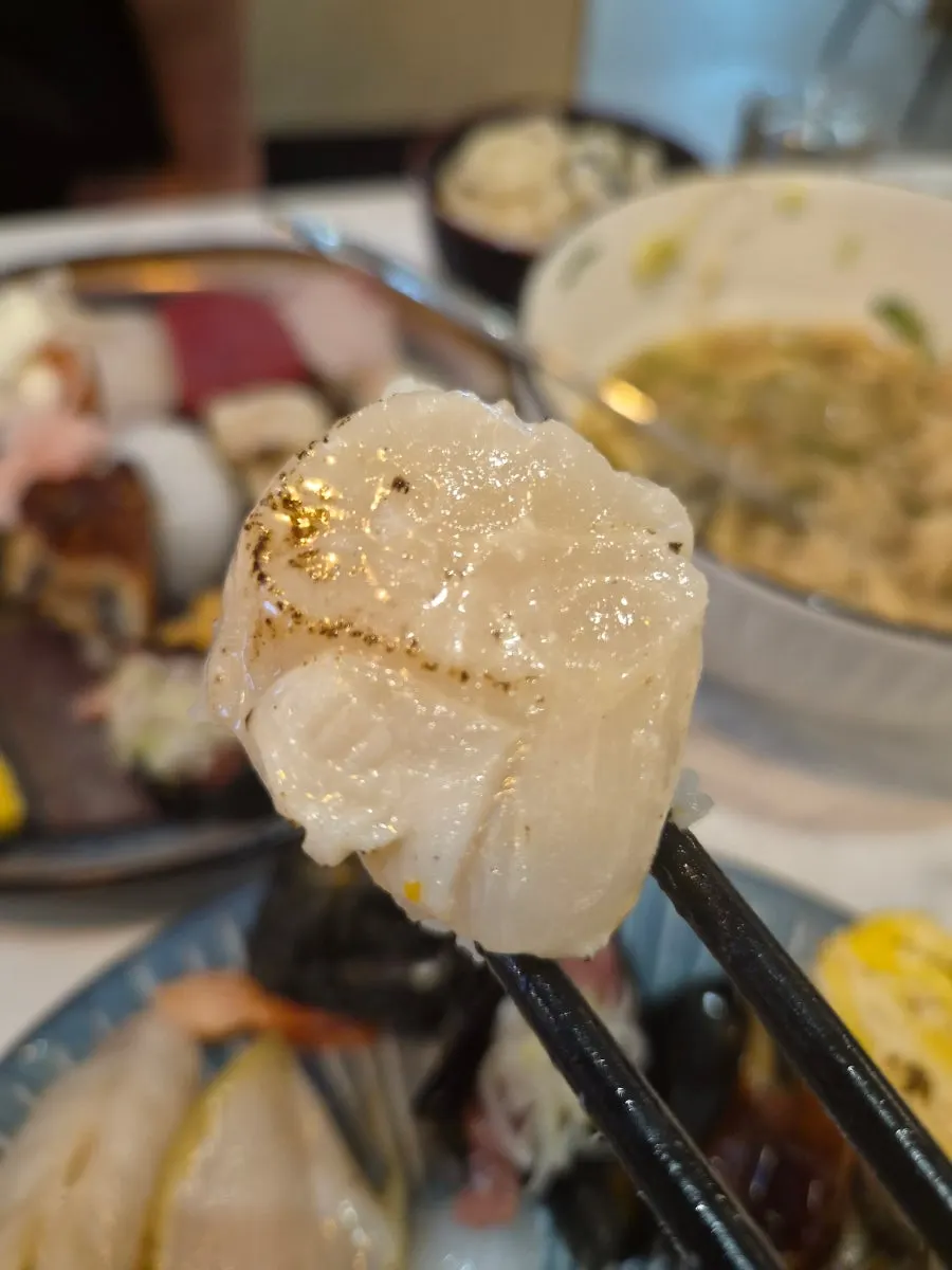 Close-up of thick sashimi toppings on the special sushi set