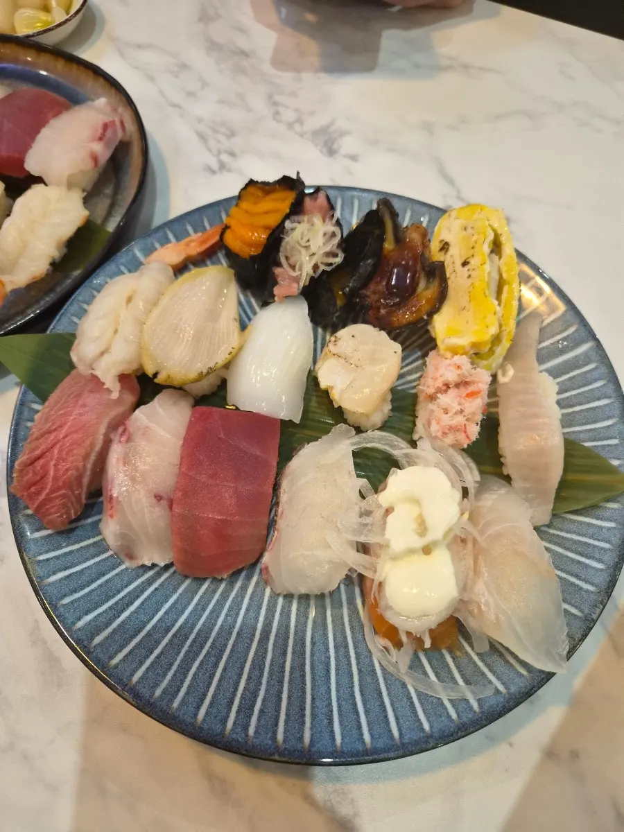 The 27,000-won premium sushi set arrangement