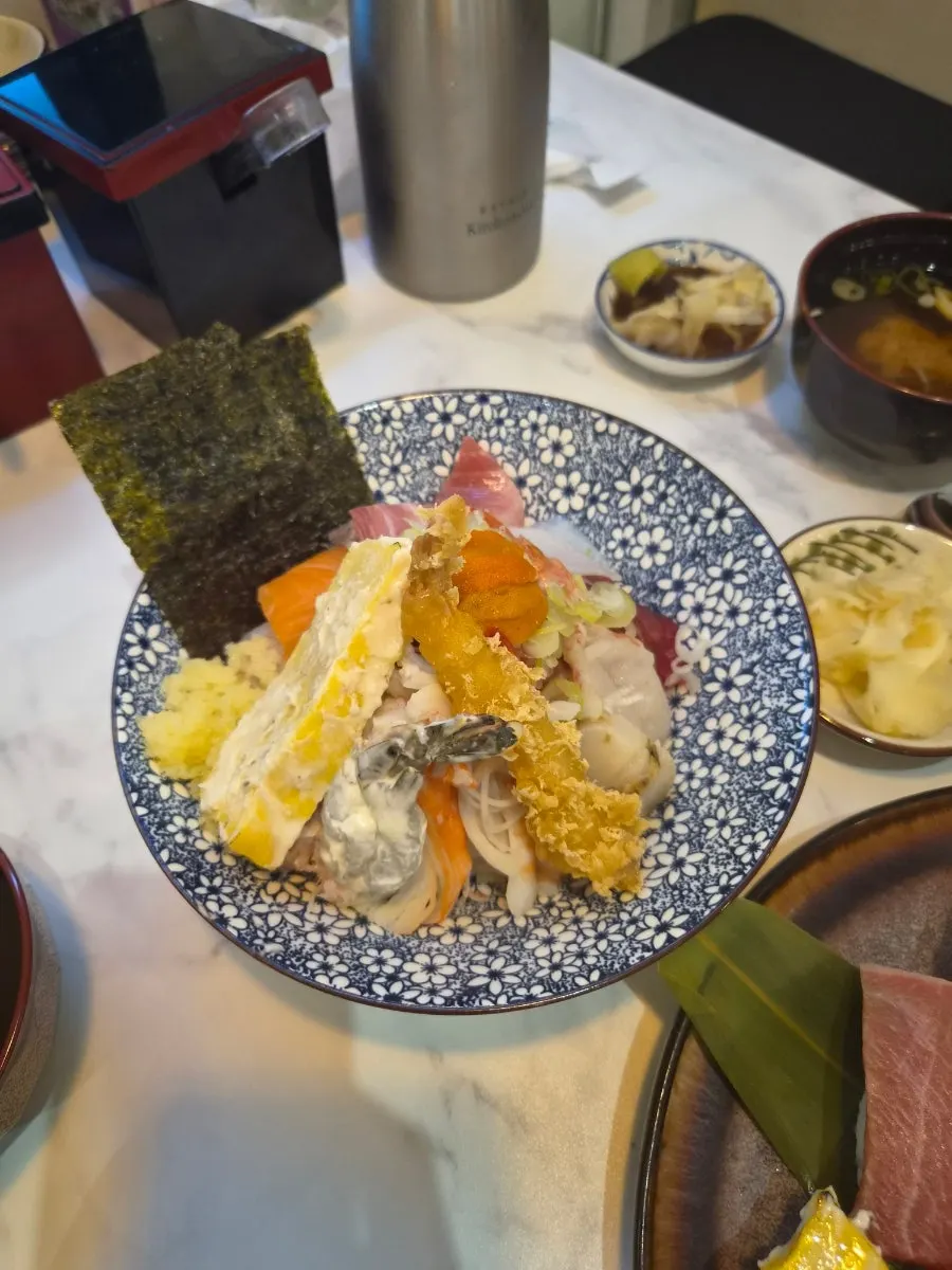 Mixed kaisendon loaded with seafood