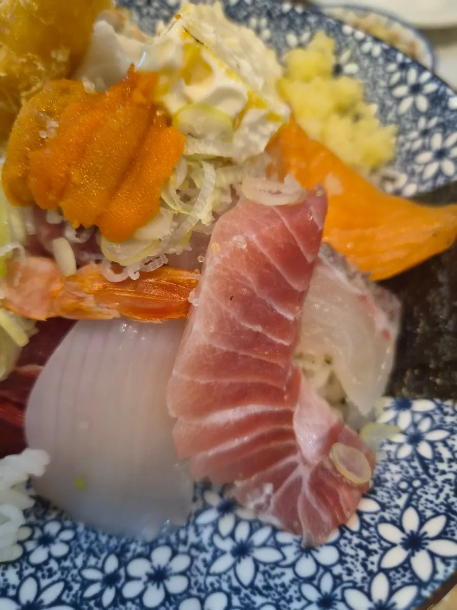 Full bowl of the mixed kaisendon