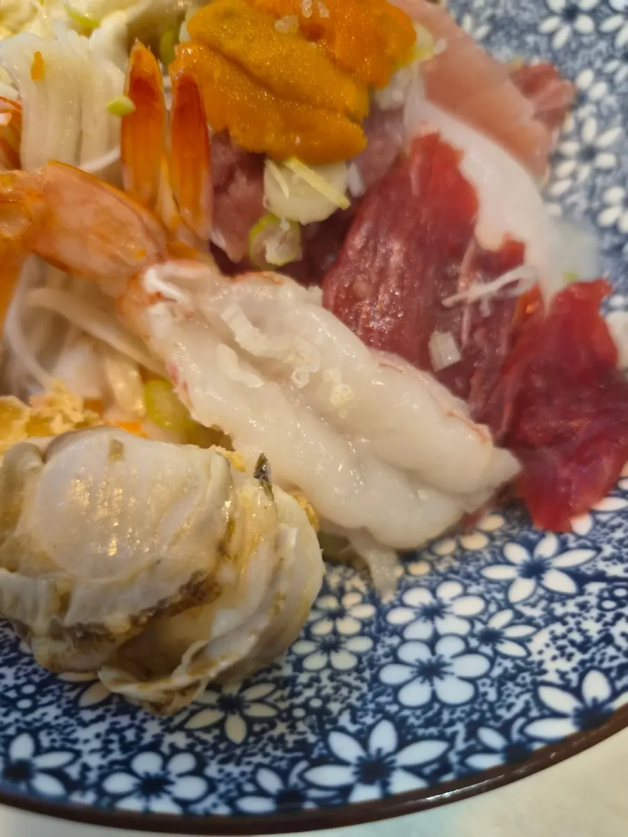 A bite of kaisendon wrapped in seaweed