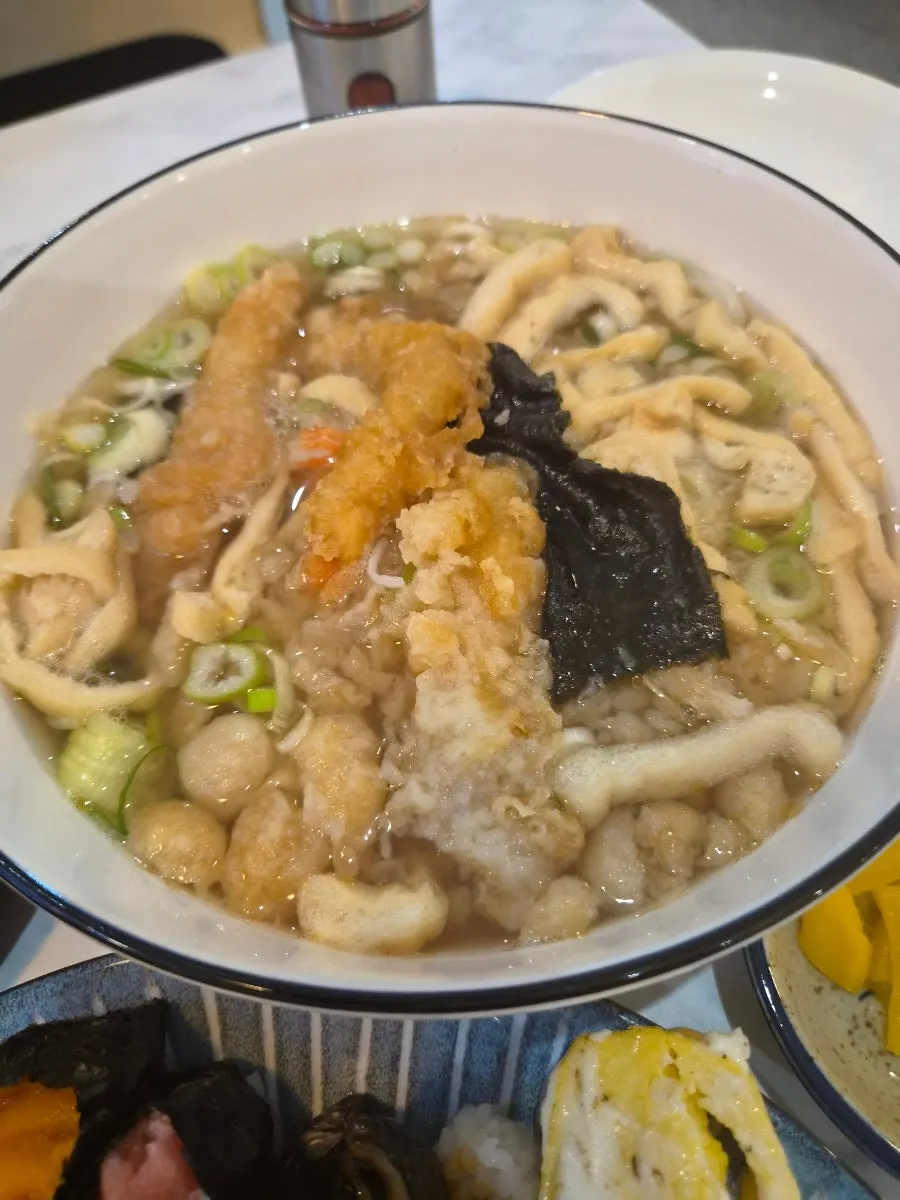 6,000-won udon topped with three pieces of shrimp tempura