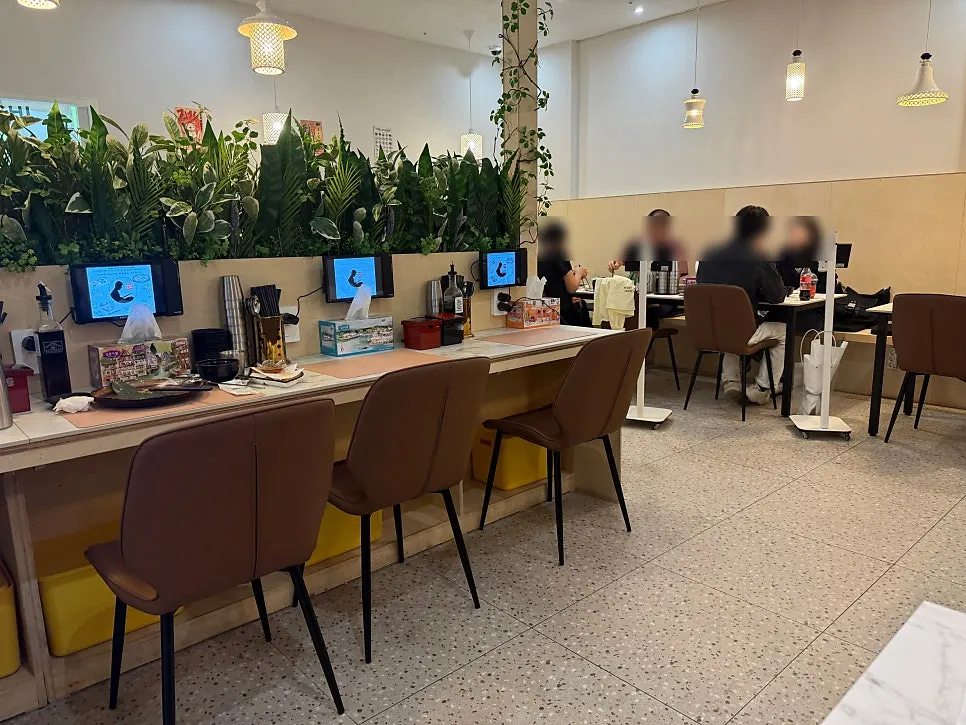 Bright, clean interior of Choe Uyeong Sushiya Jongno Branch