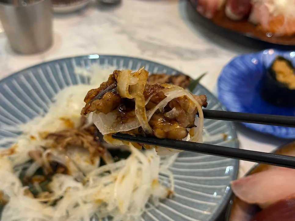Charred brisket sushi topped with onion, 5 pieces