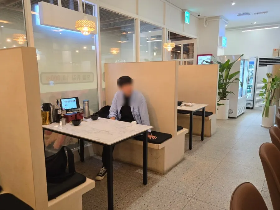 혼밥하기 좋은 스시바 형태 좌석
