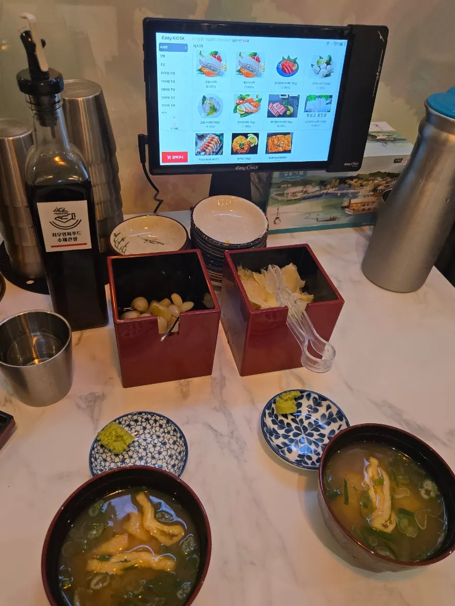 극상초밥과 최상 카이센동이 차려진 한상