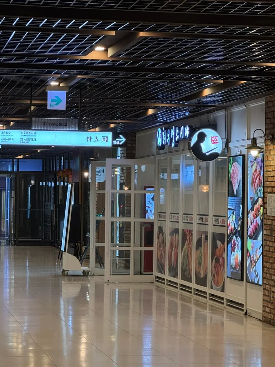 지하 1층으로 내려가는 엘리베이터 입구