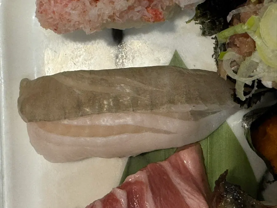 광어지느러미초밥이 놓인 접시