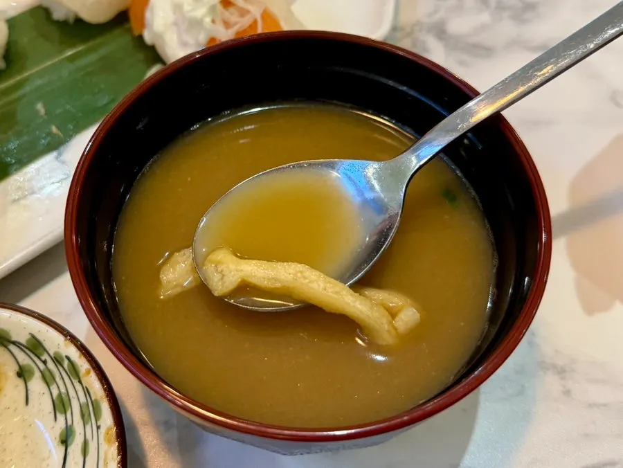 초밥과 함께 나온 미소된장국