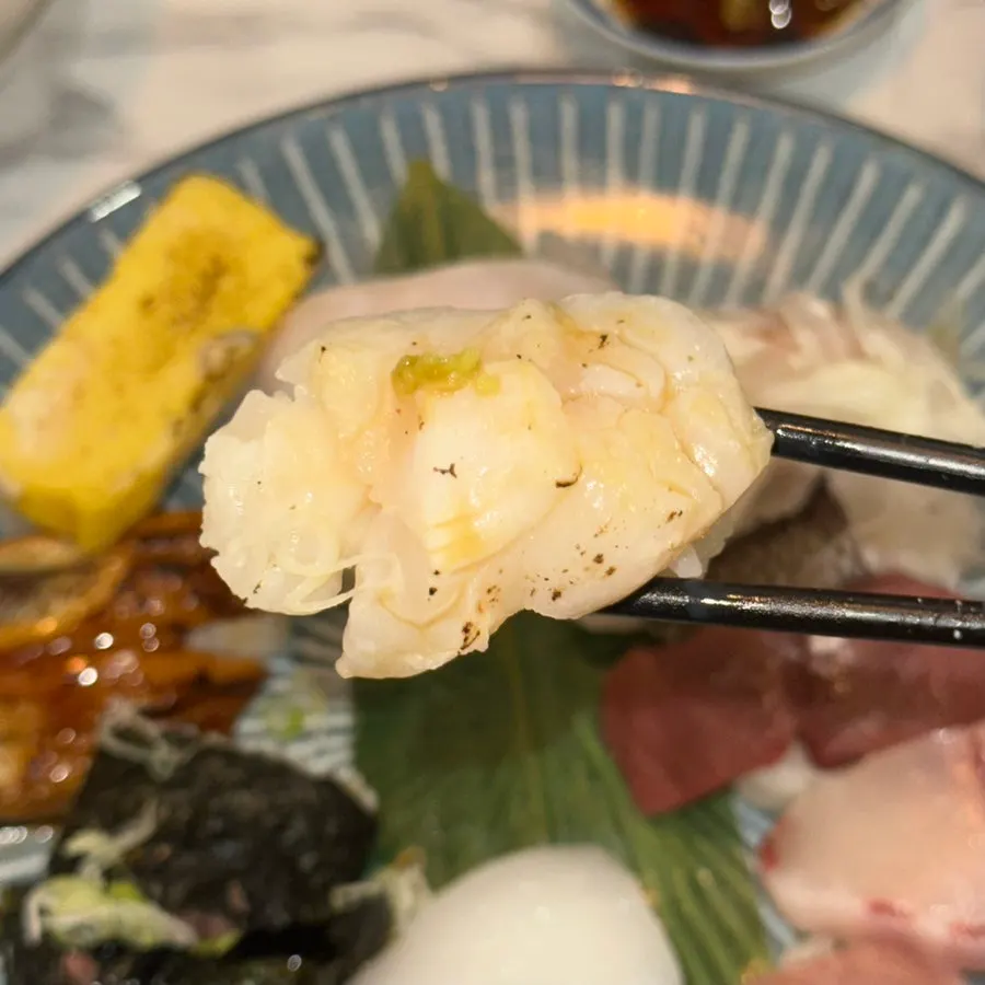 Freshwater eel and scallop sushi