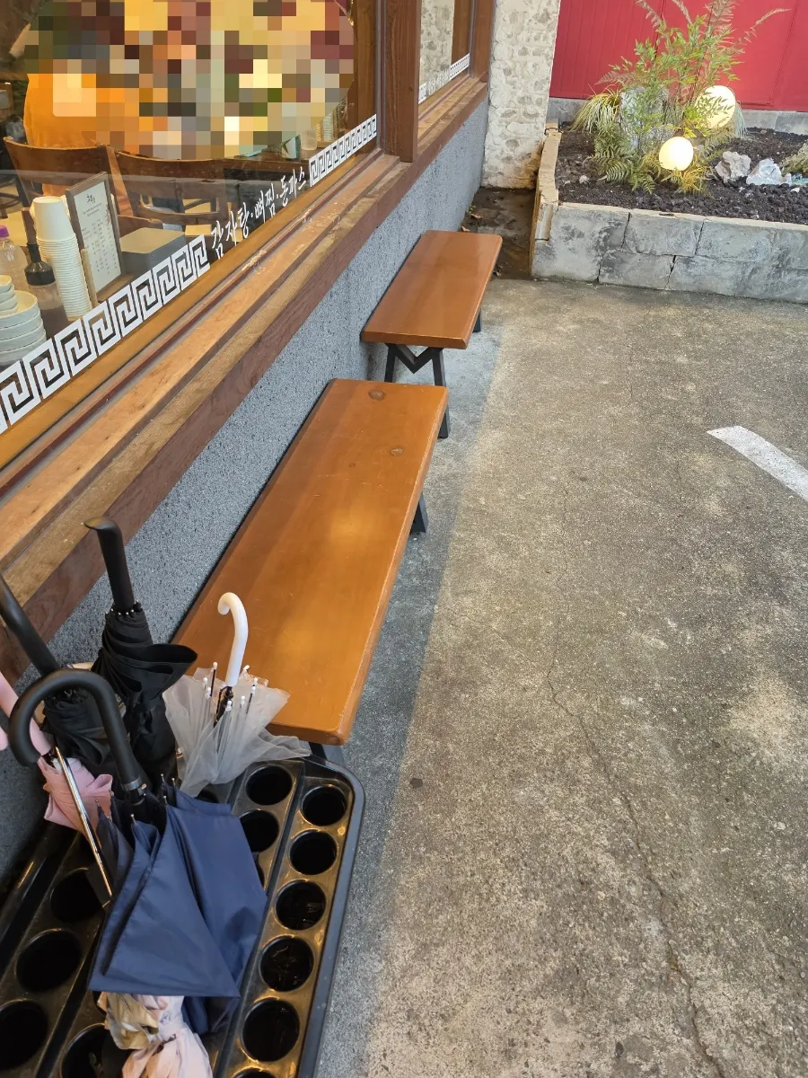 Interior of Chomu Gamjatang, fully packed even on a weekday