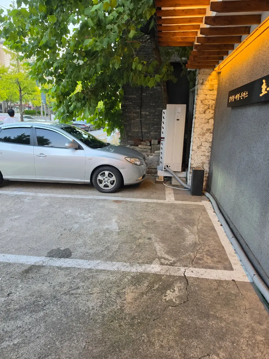 Waiting zone outside the restaurant