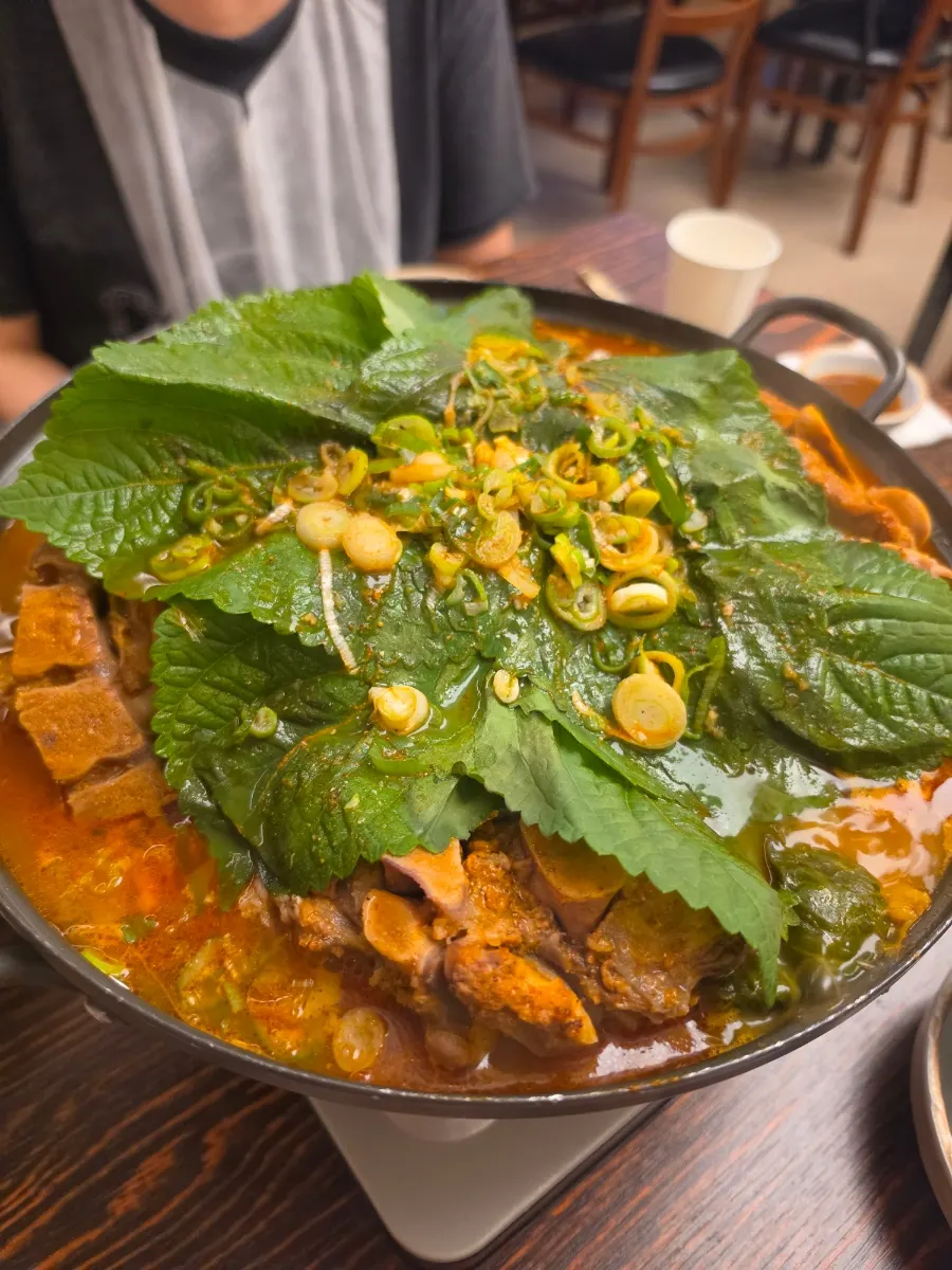 Large gamjatang packed with bones