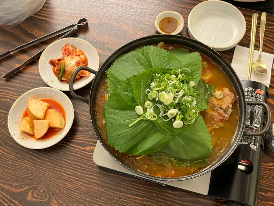 감자탕 고기와 국물 맛보기 장면