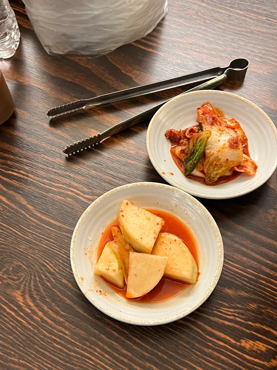 감자탕과 함께 나온 기본 반찬 세팅