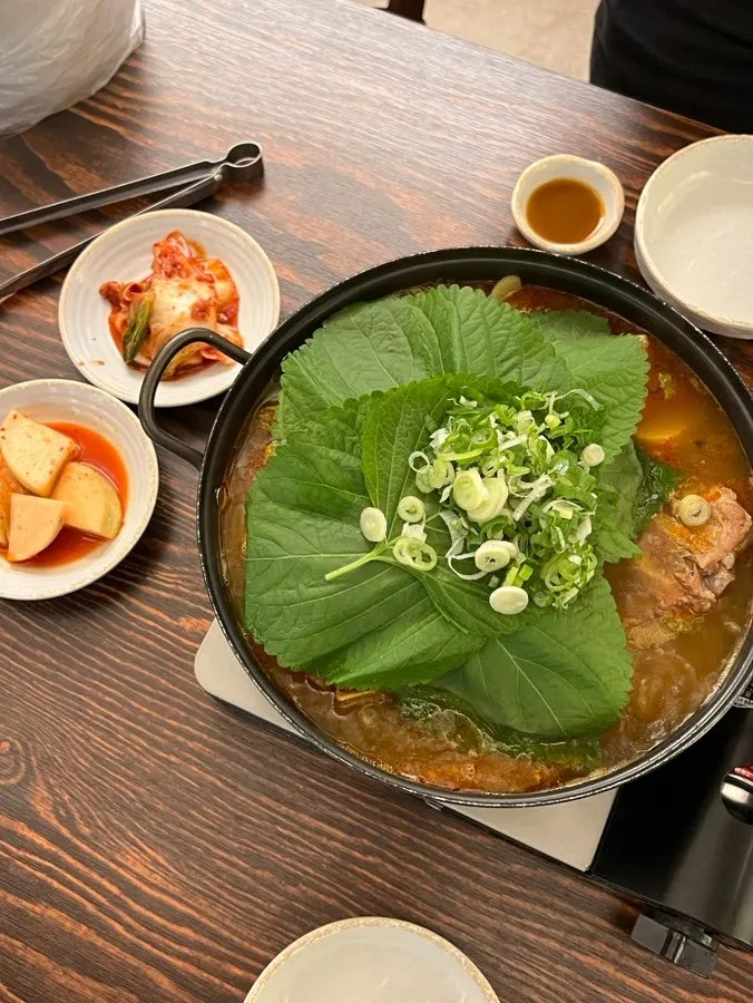 테이블에 막 올라온 감자탕 소자