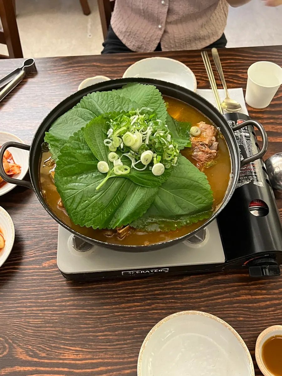 우거지와 뼈가 가득한 감자탕 냄비