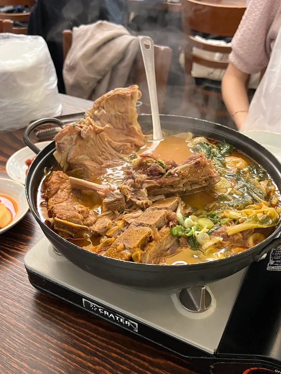 앞접시에 덜어낸 감자탕 뼈 한 덩이