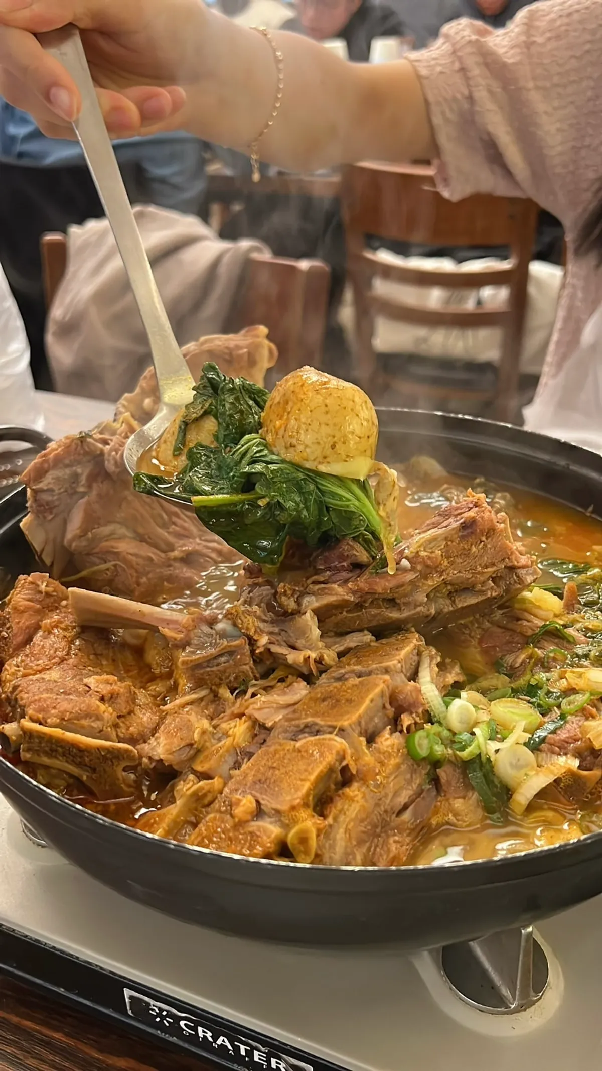 발라낸 감자탕 고기와 진한 국물