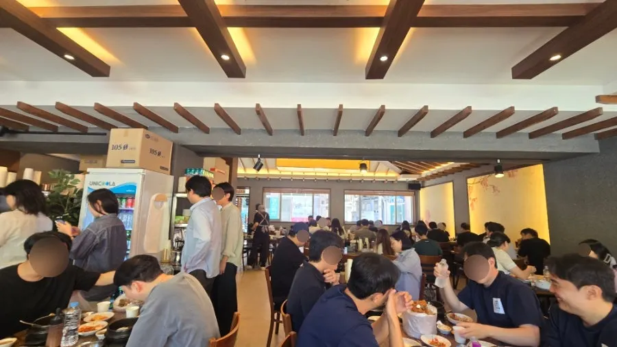 점심시간 거의 만석인 홀 내부