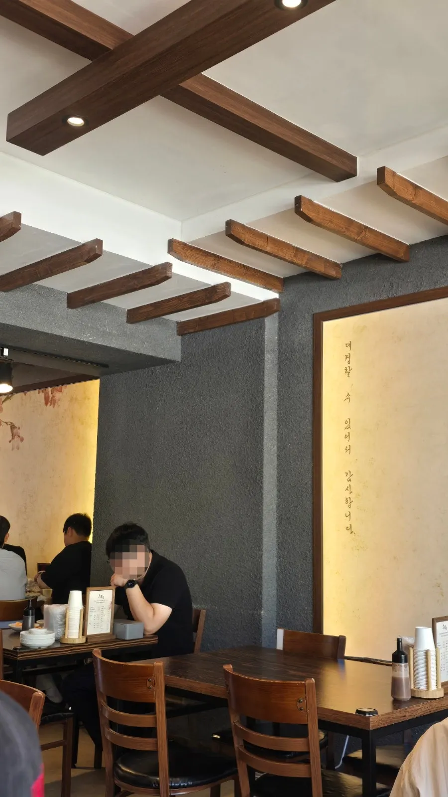 한옥풍 인테리어의 매장 내부