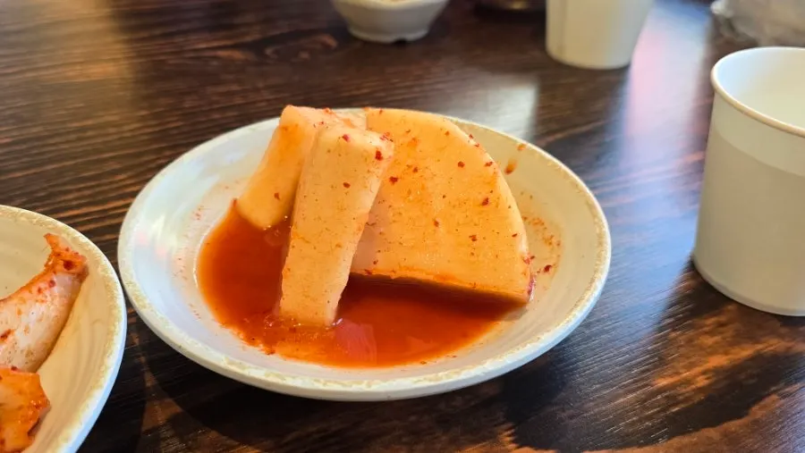반찬으로 나온 깍두기 한 접시