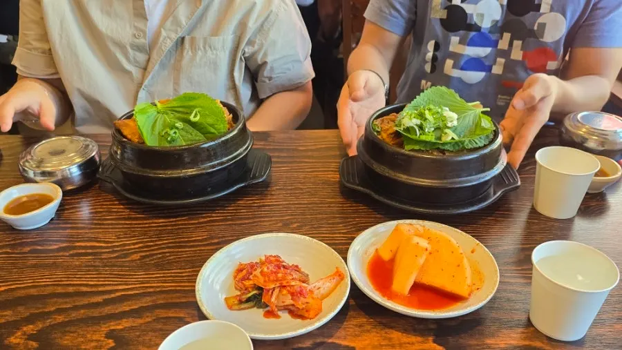 깻잎이 올라간 뼈해장국 뚝배기