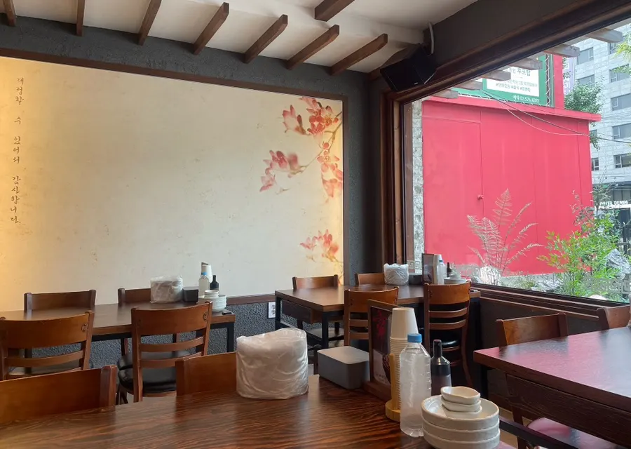 Clean, well-arranged interior of Chomu Gamjatang