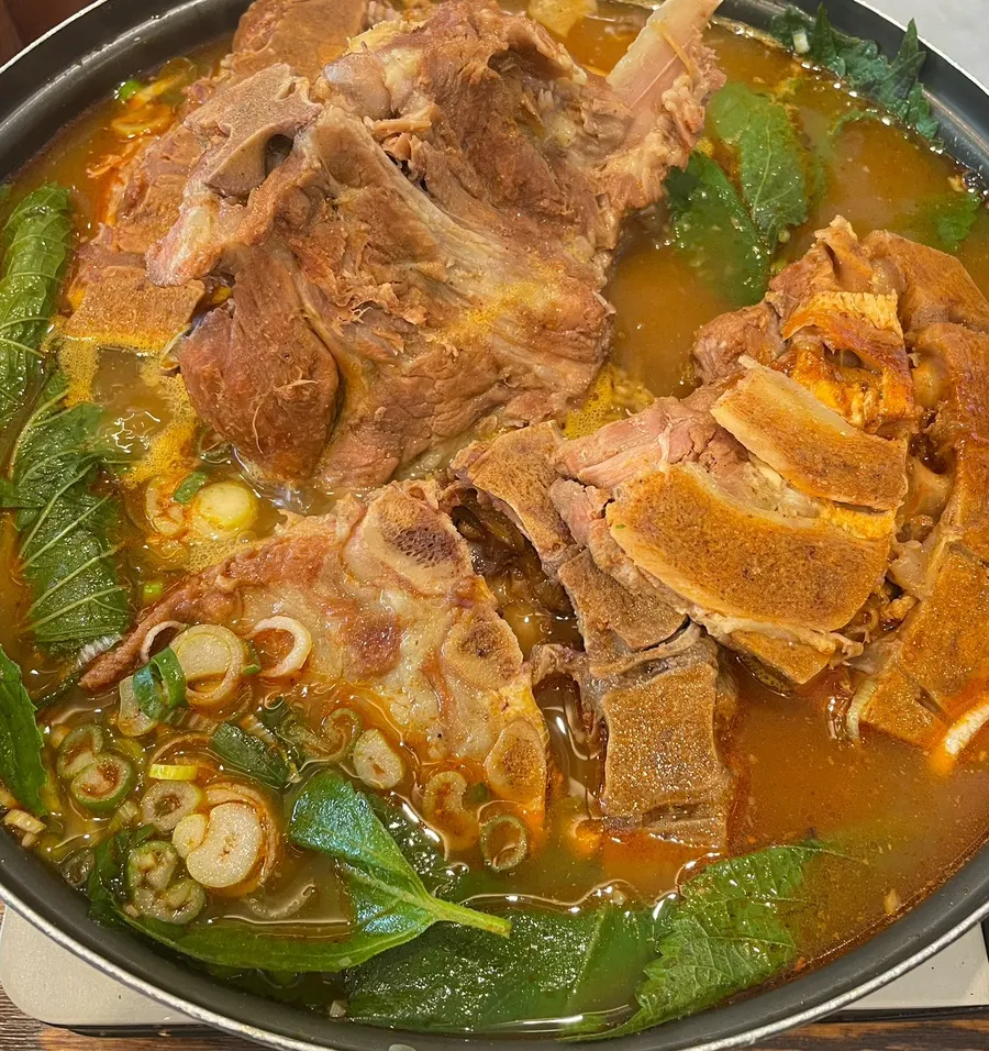 Tender pork bone meat from the gamjatang