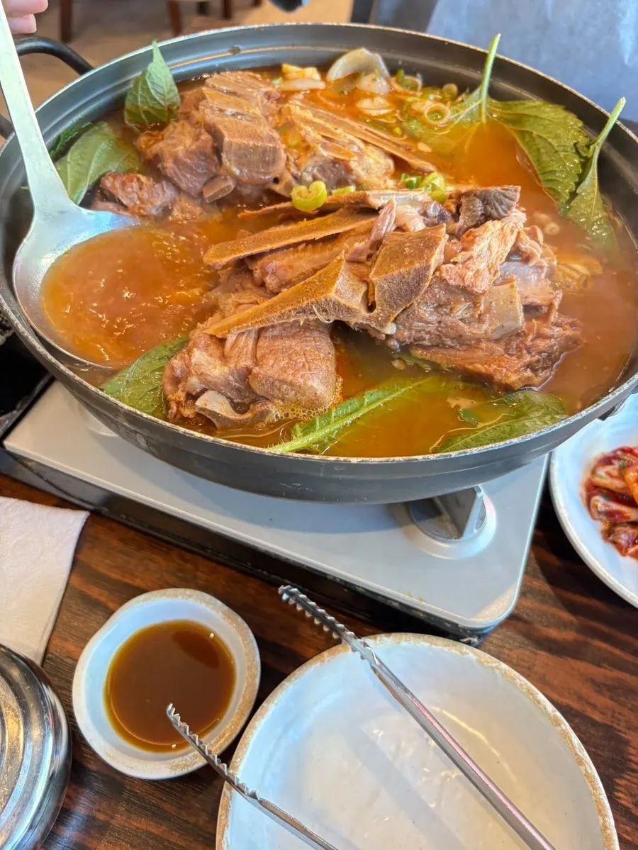 Kuah gamjatang yang sudah dimasak matang sebelumnya