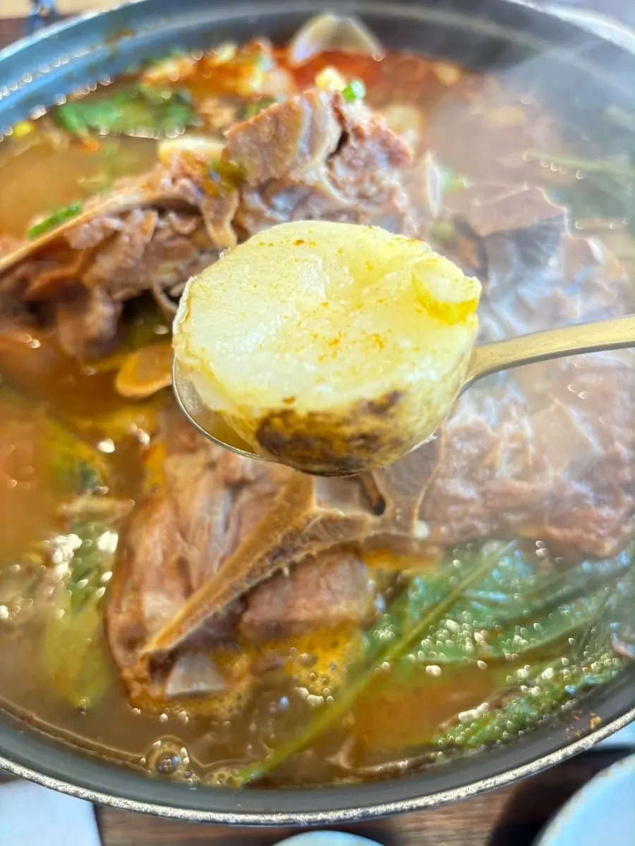Kentang matang di dalam gamjatang