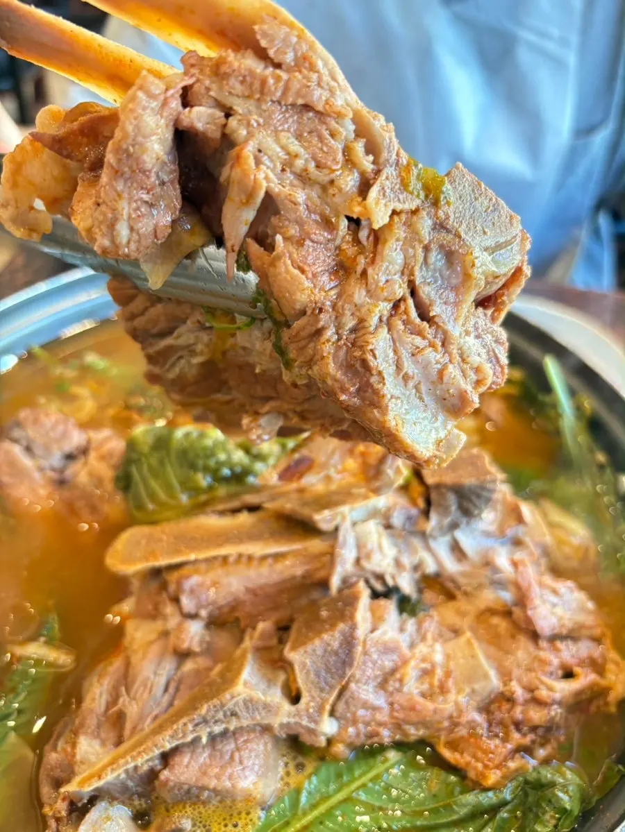 Uggeoji dan daun perilla di dalam gamjatang