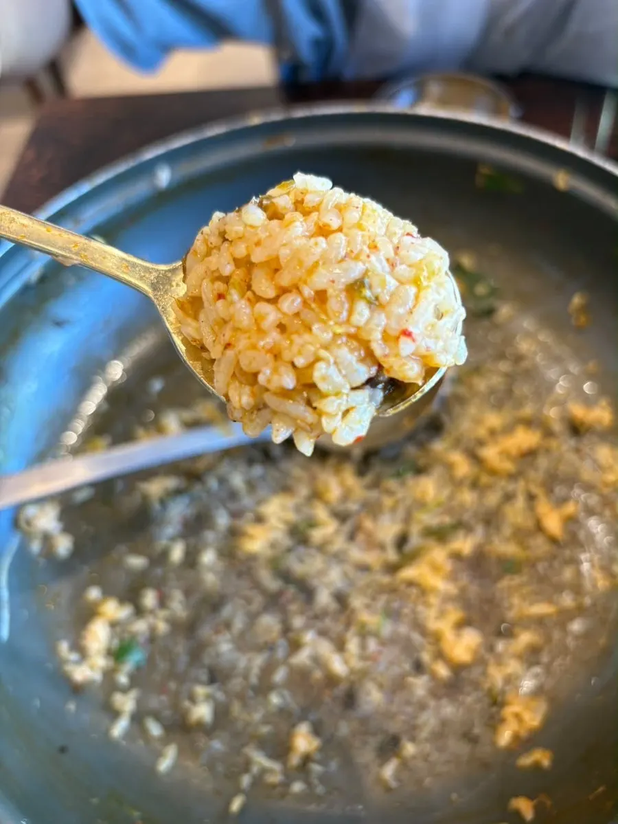 Nasi goreng gamjatang yang sudah digoreng dengan daun bawang dan rumput laut kering