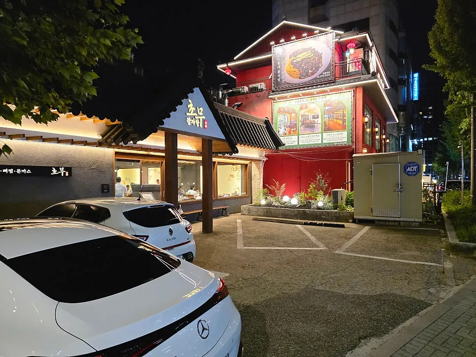 Parking lot in front of the Chomu Gamjatang building
