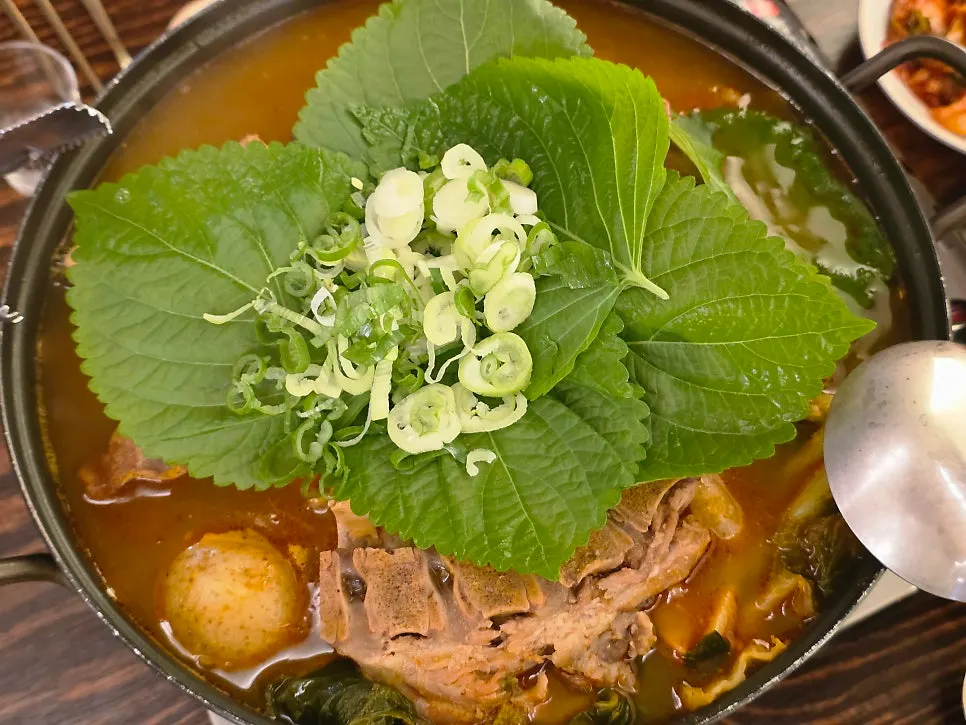 Small gamjatang set with perilla leaves and green onion on top