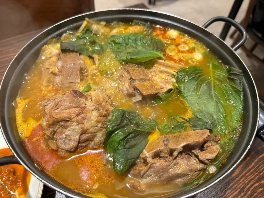 Chomu Gamjatang's small size simmering nicely