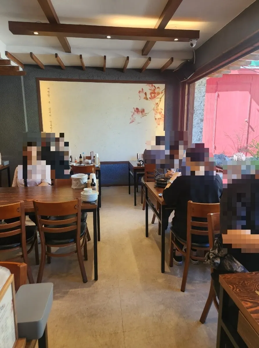 Tidy tables inside Chomu Gamjatang