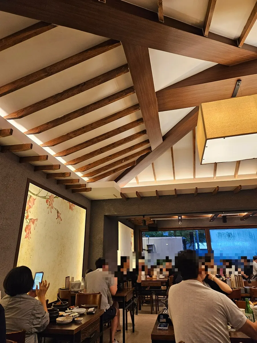 평일 저녁 손님이 찬 초무 감자탕 입구 쪽