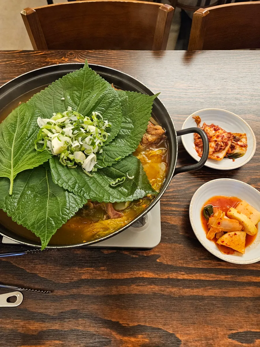 넓은 테이블 간격의 초무 감자탕 좌석