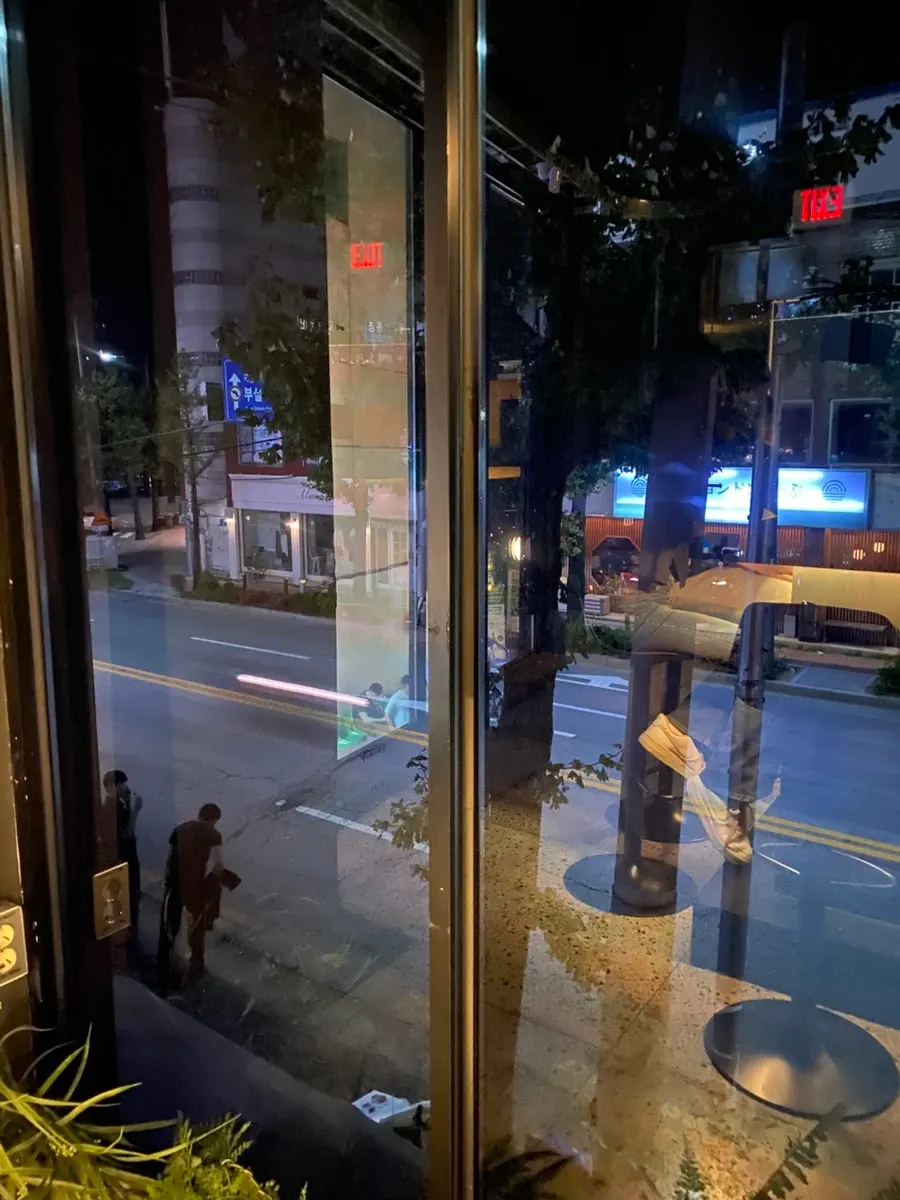 테이블 위 작은 조명과 카드 게임