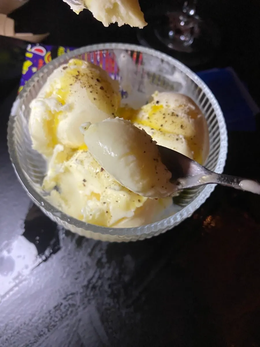 올리브와 후추를 올린 바닐라 아이스크림