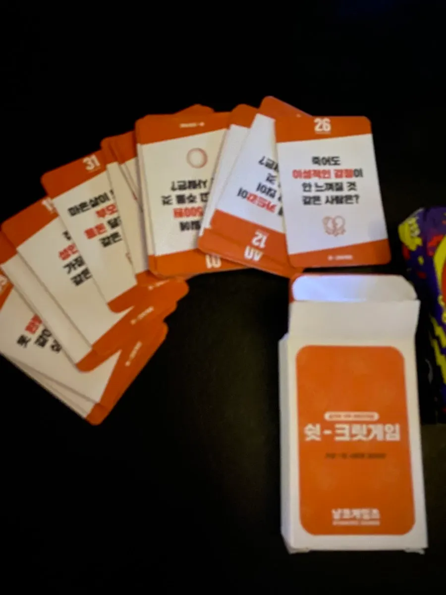 손님들이 어울리는 초면 바 분위기