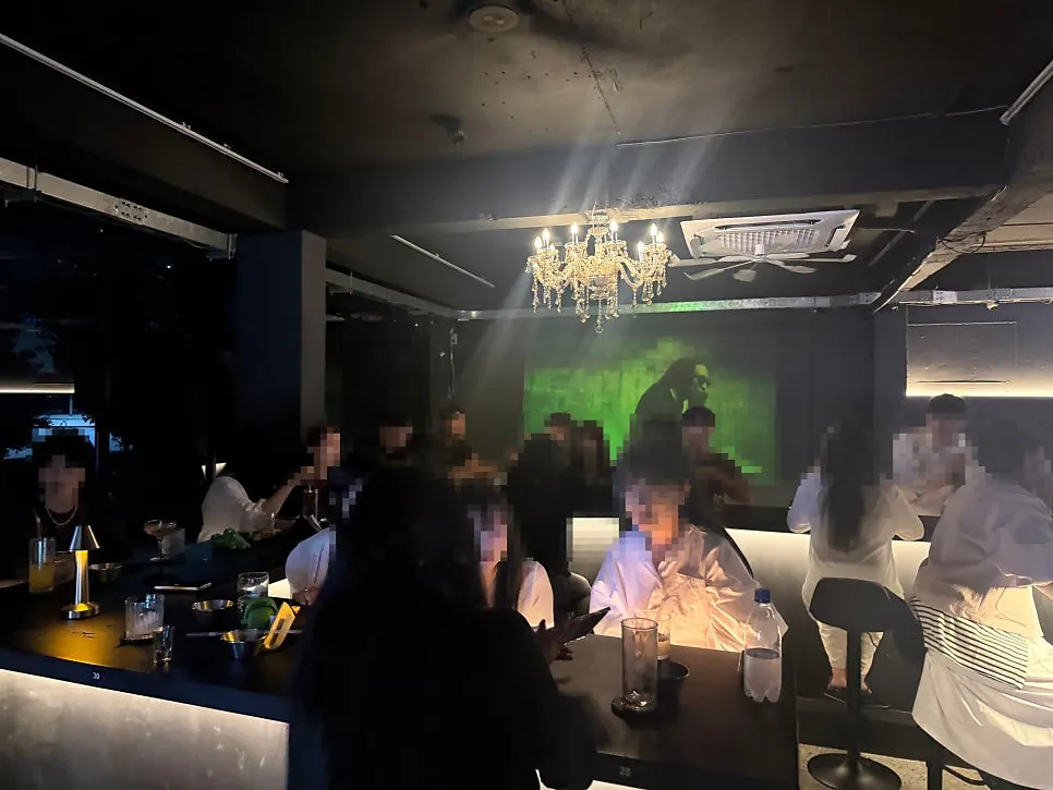 초면 혼술바 입구 계단 쪽 전경