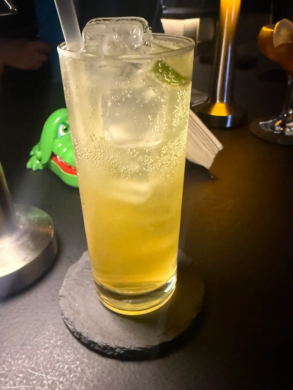 스텐 볼에 담긴 기본 안주 프레첼