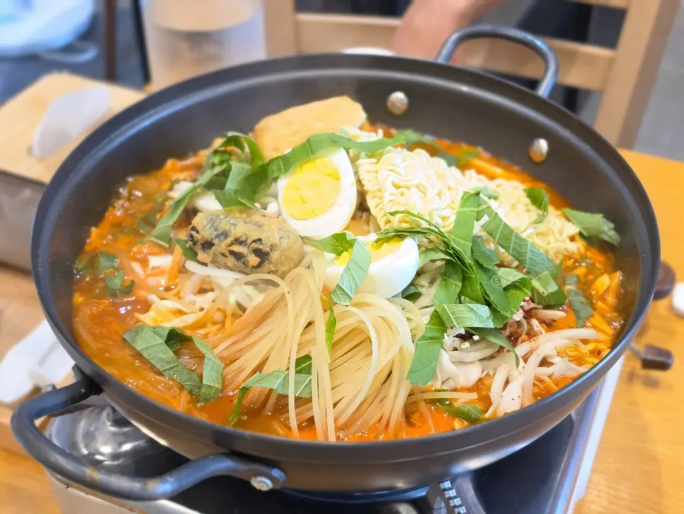 Choneseo's instant tteokbokki with cabbage and rice cakes
